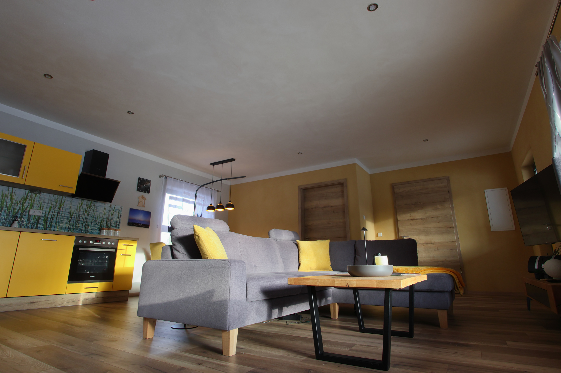 Rollstuhl-Urlaub: Wohnzimmer mit nachtleuchtende Sternendecke bei Helligkeit. - Ferienhaus "Milchstraße" im Natur- und Sternenpark Westhavelland