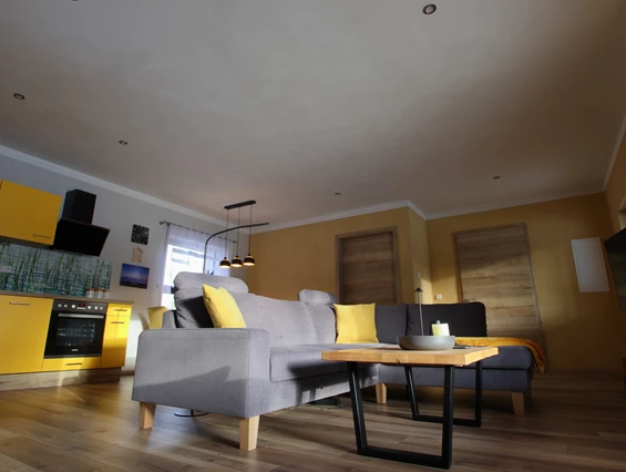 Rollstuhl-Urlaub: Wohnzimmer mit nachtleuchtende Sternendecke bei Helligkeit. - Ferienhaus "Milchstraße" im Natur- und Sternenpark Westhavelland