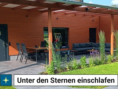 Rollstuhl-Urlaub: Auf großzügige Terrasse mit Esstischgarnitur und Loungemöbel können Sie die Seele baumeln lassen. - Ferienhaus "Milchstraße" im Natur- und Sternenpark Westhavelland
