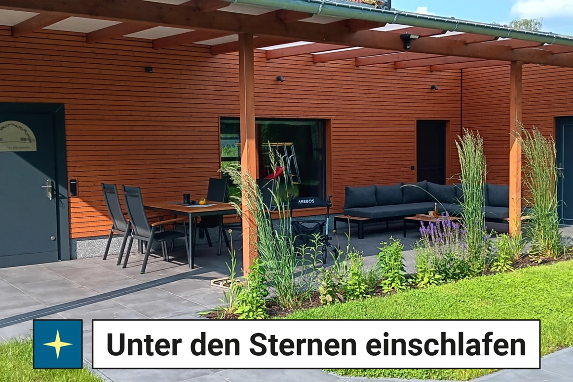 Rollstuhl-Urlaub: Auf großzügige Terrasse mit Esstischgarnitur und Loungemöbel können Sie die Seele baumeln lassen. - Ferienhaus "Milchstraße" im Natur- und Sternenpark Westhavelland