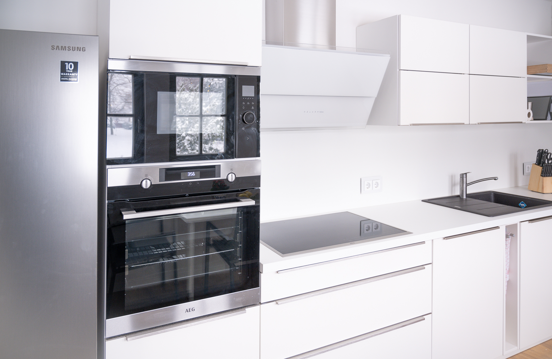 Rollstuhl-Urlaub: Die Küchen sind topmodern und voll ausgestattet.  - Gutshof Roggow bei Güstrow