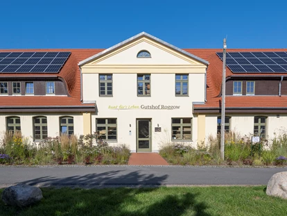 Rollstuhlgerechte Unterkunft - Pflegebett - Der 1748 errichtete, mehrfach umgebaute und 2023 denkmalgerecht sanierte Gutshof Roggow bei Güstrow bietet moderne, hochwertige Ferienwohnungen in historischem Ambiente – vollständig barrierefrei und ideal für Rollstuhlfahrer. 
Gäste schätzen besonders die ruhige Lage, die stilvolle Einrichtung und die durchdachte Ausstattung. Die Küchen sind voll ausgestattet, alle Räume hell und komfortabel gestaltet. WLAN, Fitnessraum und Lademöglichkeit für E-Autos sind inklusive. Haustiere auf Anfrage erlaubt.
Bewertet mit 9,6 auf booking.com – ein Ort, an dem man sich mit und ohne Mobilitätseinschränkung rundum wohlfühlt.
Gutshof Roggow – traditionsbewusst, modern, barrierefrei. - Gutshof Roggow bei Güstrow