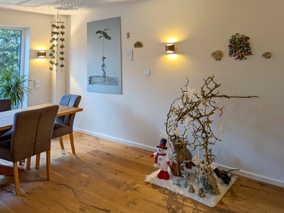 Rollstuhlgerechte Unterkunft - Pflegebett - Auch im Winter immer eine Reise Wert - auch dank kuscheliger Wärme der Fußbodenheizung und der liebevollen Weihnachtsdeko im gesamten Haus  - Gutshof Roggow bei Güstrow