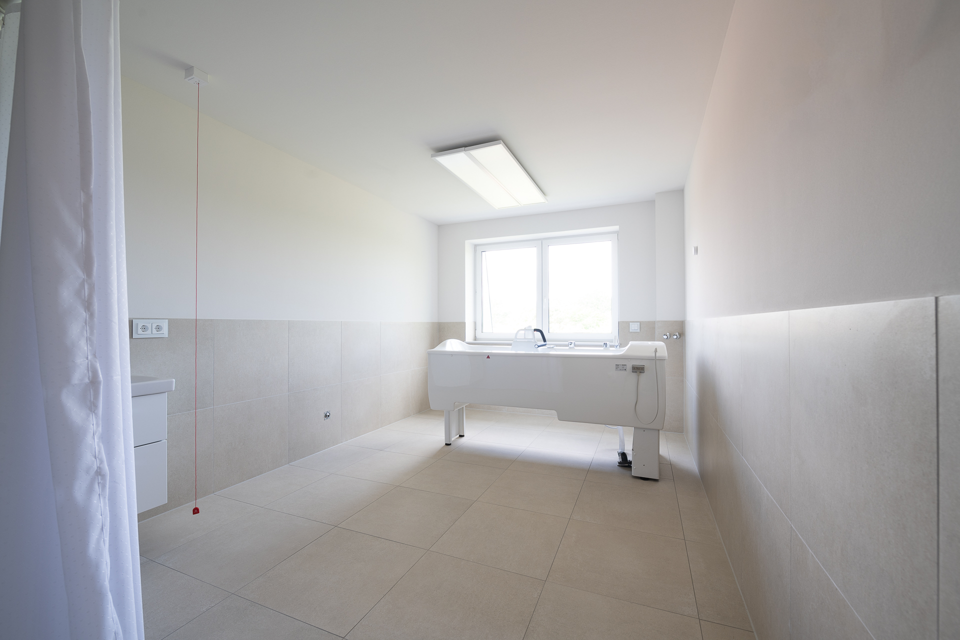 Rollstuhl-Urlaub: Komfort ohne Barrieren – Rollstuhlgerechte Bäder im Gutshof Roggow

Neben den barrierefreien Bädern in den Gästezimmern verfügen beide Häuser des Gutshofes über großzügige, nach höchsten Standards eingerichtete rollstuhlgerechte Bäder. Sie sind mit bodengleichen Duschen, Haltegriffen, unterfahrbaren Waschbecken sowie modernster Ausstattung versehen und bieten damit optimale Bedingungen für Gäste mit besonderen Mobilitätsbedürfnissen. - Gutshof Roggow bei Güstrow