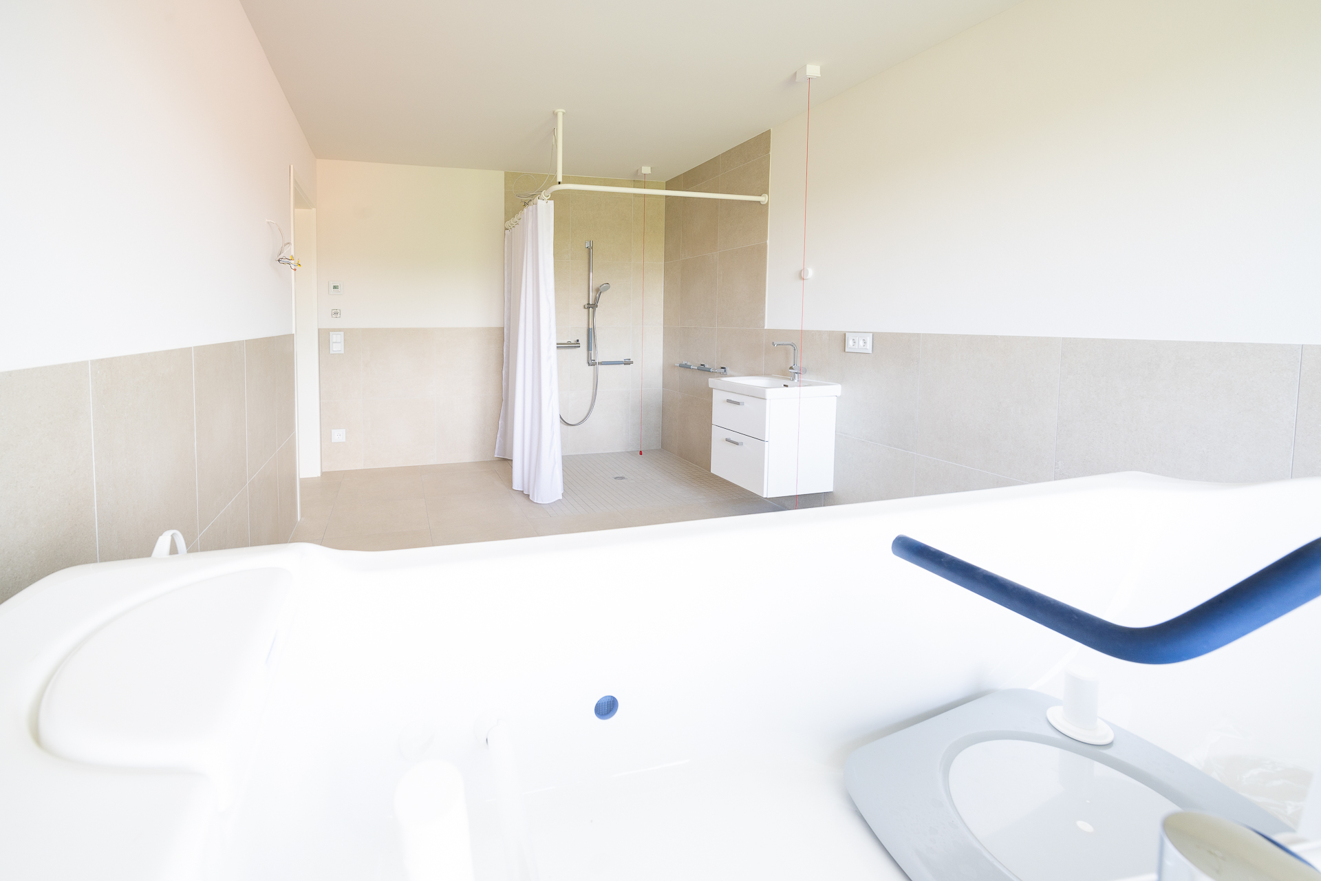 Rollstuhl-Urlaub: Komfort ohne Barrieren – Rollstuhlgerechte Bäder im Gutshof Roggow

Neben den barrierefreien Bädern in den Gästezimmern verfügen beide Häuser des Gutshofes über großzügige, nach höchsten Standards eingerichtete rollstuhlgerechte Bäder. Sie sind mit bodengleichen Duschen, Haltegriffen, unterfahrbaren Waschbecken sowie modernster Ausstattung versehen und bieten damit optimale Bedingungen für Gäste mit besonderen Mobilitätsbedürfnissen. - Gutshof Roggow bei Güstrow