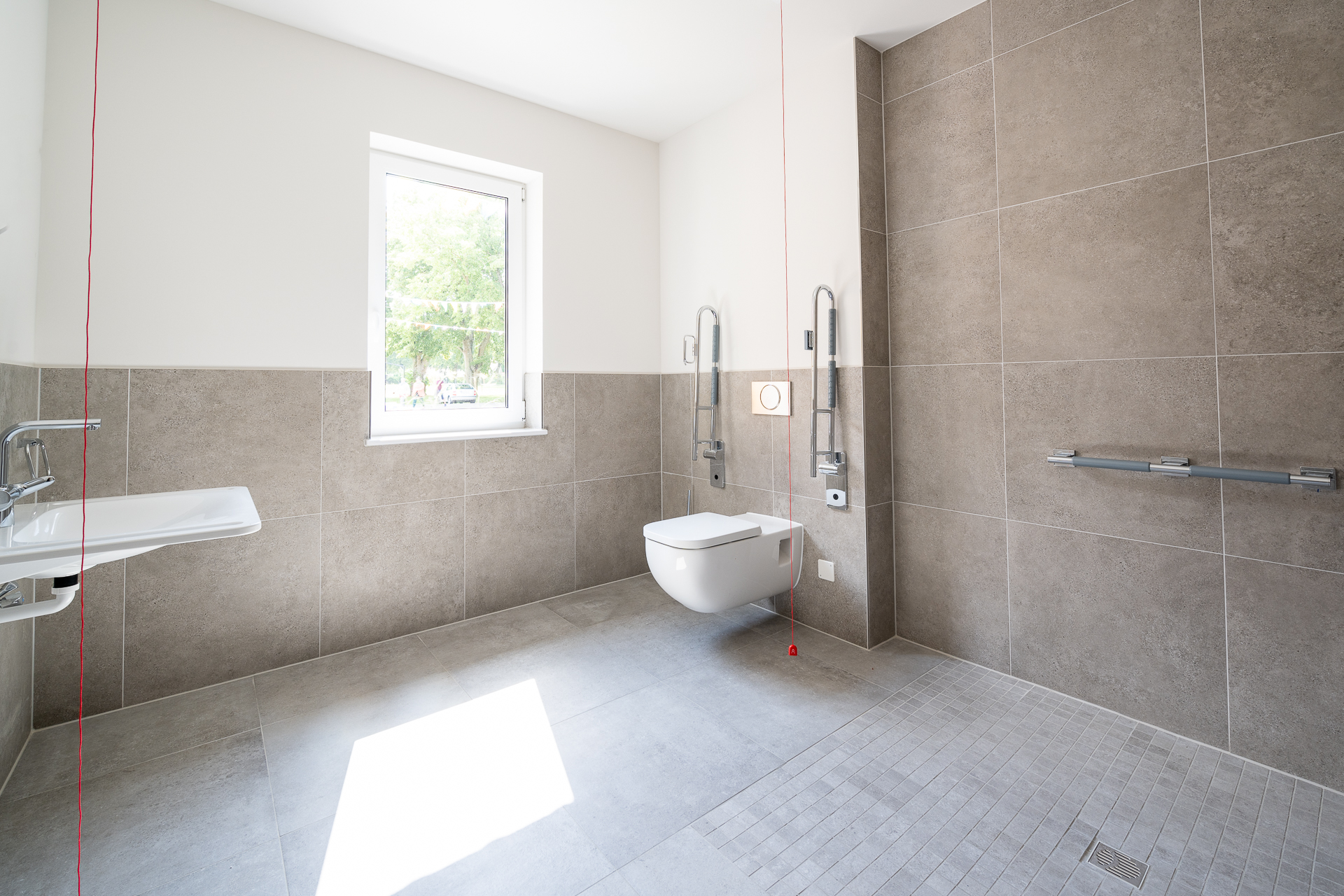 Rollstuhl-Urlaub: Bei Bedarf ist ein voll ausgestattetes professionelles Pflegebad vor Ort vorhanden. - Gutshof Roggow bei Güstrow