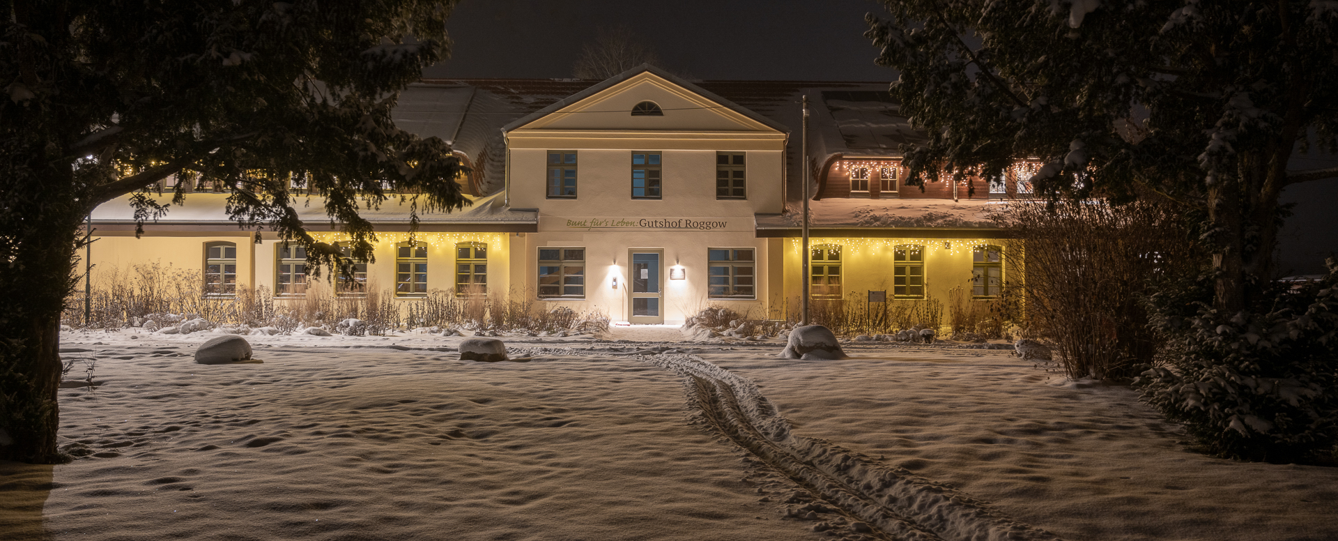 Rollstuhlgerechte Unterkunft - Auch im Winter immer eine Reise Wert - auch dank kuscheliger Wärme der Fußbodenheizung und der liebevollen Weihnachtsdeko im gesamten Haus  - Gutshof Roggow bei Güstrow