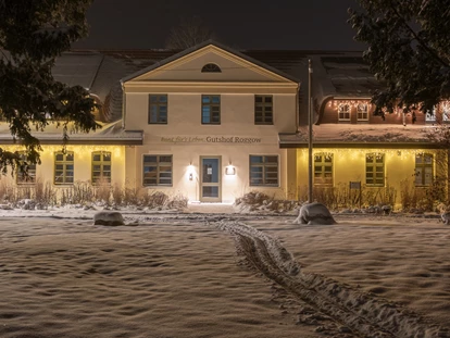Rollstuhlgerechte Unterkunft - Pflegebett - Auch im Winter immer eine Reise Wert - auch dank kuscheliger Wärme der Fußbodenheizung und der liebevollen Weihnachtsdeko im gesamten Haus  - Gutshof Roggow bei Güstrow