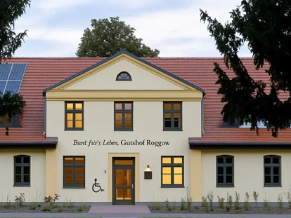 Rollstuhlgerechte Unterkunft - Pflegebett - Der 1748 errichtete, mehrfach umgebaute und 2023 denkmalgerecht sanierte Gutshof Roggow bei Güstrow bietet moderne, hochwertige Ferienwohnungen in historischem Ambiente – vollständig barrierefrei und ideal für Rollstuhlfahrer. 
Gäste schätzen besonders die ruhige Lage, die stilvolle Einrichtung und die durchdachte Ausstattung. Die Küchen sind voll ausgestattet, alle Räume hell und komfortabel gestaltet. WLAN, Fitnessraum und Lademöglichkeit für E-Autos sind inklusive. Haustiere auf Anfrage erlaubt.
Bewertet mit 9,6 auf booking.com – ein Ort, an dem man sich mit und ohne Mobilitätseinschränkung rundum wohlfühlt.
Gutshof Roggow – traditionsbewusst, modern, barrierefrei. - Gutshof Roggow bei Güstrow
