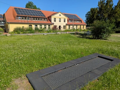 Rollstuhlgerechte Unterkunft - Pflegebett - Spiel und Bewegung im Grünen – Der Park des Gutshofes Roggow
Vor der historischen Kulisse des Gutshofes Roggow erstreckt sich eine weitläufige Rasenfläche, die Kindern und Jugendlichen vielfältige Spiel- und Sportmöglichkeiten bietet. Ein moderner Spielplatz mit Seilbahn, Trampolin, Schaukel und Kleinkinderwippe lädt zum Toben ein, während der Volleyballplatz und der kleine Bolzplatz auch ältere Kinder und Erwachsene zu gemeinsamen Aktivitäten animieren.
Hier finden Feriengäste wie auch Bewohner mit Besuch von Kindern einen idealen Ort, um in sicherer Umgebung frische Luft und Bewegung zu genießen – eingebettet in die gepflegte Parklandschaft des Gutshofes. - Gutshof Roggow bei Güstrow