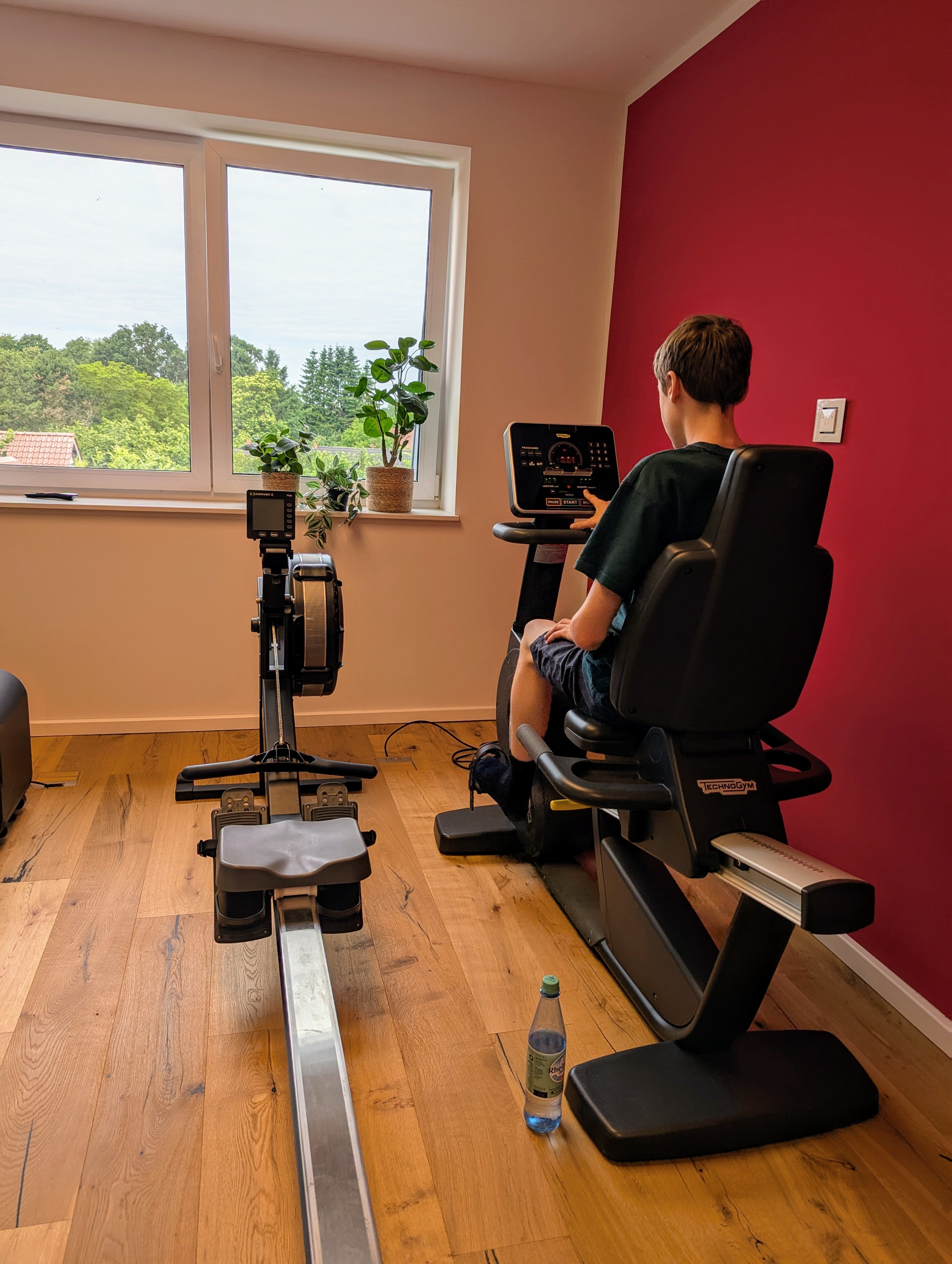 Rollstuhl-Urlaub: Aktiv bleiben – Das Fitnesscenter im Gutshof Roggow

Das hauseigene Fitnesscenter steht allen Gästen und Bewohnern kostenfrei zur Verfügung und bietet hochwertige Geräte für ein umfassendes Training: Crosstrainer, Bike und Kraftstation von Technogym, die bewährte Rudermaschine von Concept2 sowie Sprossenwand und Freihanteln. Abgerundet wird das Angebot durch einen Massagesessel – ideal zur Entspannung nach dem Training. Große Fenster sorgen für einen hellen, freundlichen Raum mit Blick ins Grüne. - Gutshof Roggow bei Güstrow