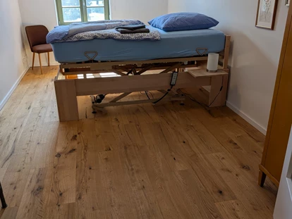 Rollstuhlgerechte Unterkunft - Pflegebett - Höhenverstellbares Pflegebett in Wohnung 1 - Gutshof Roggow bei Güstrow