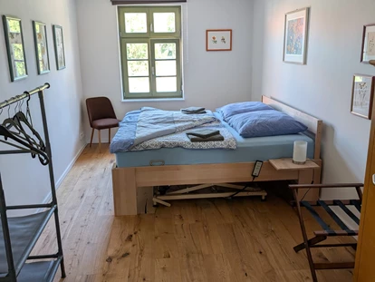 Rollstuhlgerechte Unterkunft - Pflegebett - Höhenverstellbares Pflegebett in Wohnung 1 - Gutshof Roggow bei Güstrow