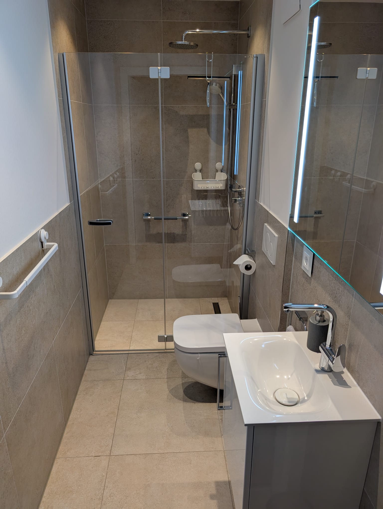 Rollstuhl-Urlaub: Zweites Bad in Wohnung 1 - Gutshof Roggow bei Güstrow