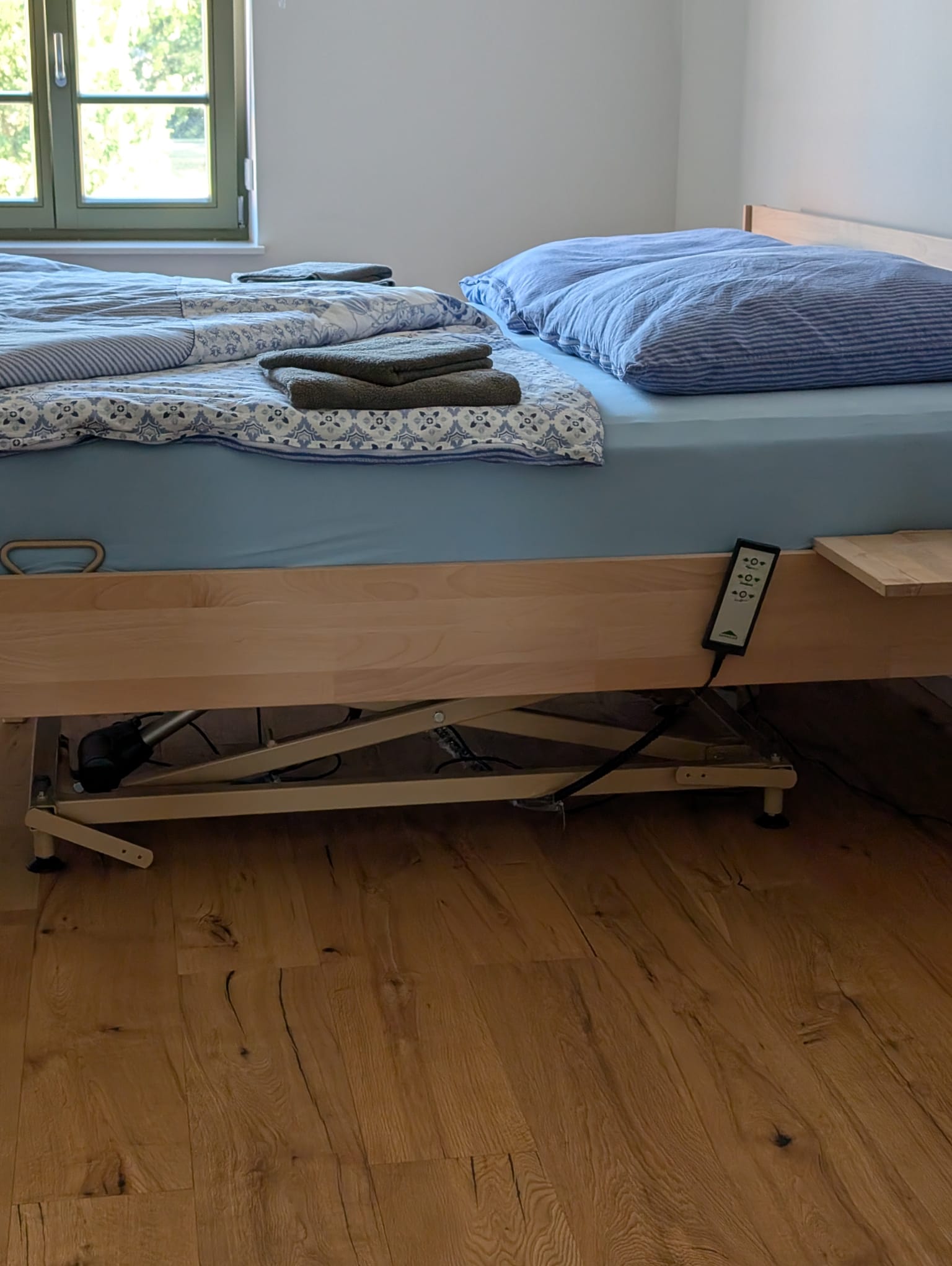 Rollstuhl-Urlaub: Höhenverstellbares Pflegebett in Wohnung 1 - Gutshof Roggow bei Güstrow