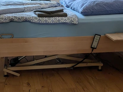Rollstuhlgerechte Unterkunft - Pflegebett - Höhenverstellbares Pflegebett in Wohnung 1 - Gutshof Roggow bei Güstrow