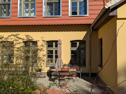 Rollstuhlgerechte Unterkunft - Pflegebett - Sonniger Sitzecke - Gutshof Roggow bei Güstrow