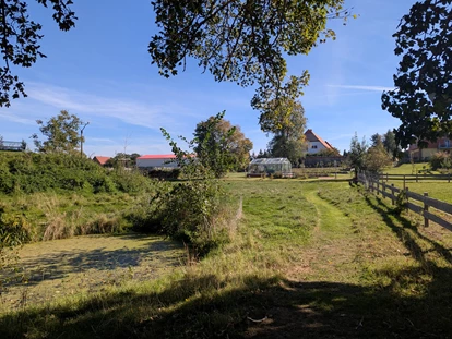 Rollstuhlgerechte Unterkunft - Pflegebett - Der Park des Gutshofes Roggow steht allen Bewohnern zur Verfügung - Gutshof Roggow bei Güstrow