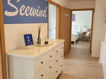 Rollstuhlgerechte Unterkunft - Flur 1,40 m breit, mit Blick ins Schlafzimmer. Nach der Kommode ist links das Bad.
 - FeWo Seewind barrierefrei Überlingen am Bodensee