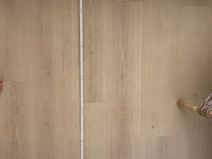 Rollstuhlgerechte Unterkunft - Abstand Bett Wand (bis zu 1,20m. Bitte beachtet, dass es im Schlafzimmer keinen Wendekreis gibt. Wenn ihr alleine reist, muss man mit einem Rollstuhl rückwärts raus fahren. - FeWo Seewind barrierefrei Überlingen am Bodensee