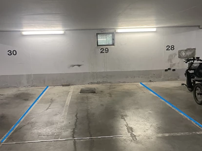 Rollstuhlgerechte Unterkunft - Tiefgaragenstellplatz. Sehr breit zum bequemen Ein/Aussteigen.
Außerdem befindet sich vor dem Haus ein öffentlicher Behindertenparkplatz. Wenn ihr alleine reist empfiehlt es sich diesen zu nutzen. - FeWo Seewind barrierefrei Überlingen am Bodensee