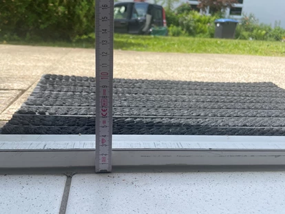 Rollstuhlgerechte Unterkunft - Eingang zur Wohnung . Absatz 2,5cm - FeWo Seewind barrierefrei Überlingen am Bodensee