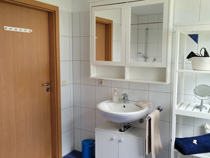 Rollstuhlgerechte Unterkunft - Bad. Türe geht nach außen auf. Durchgang 92cm - FeWo Seewind barrierefrei Überlingen am Bodensee
