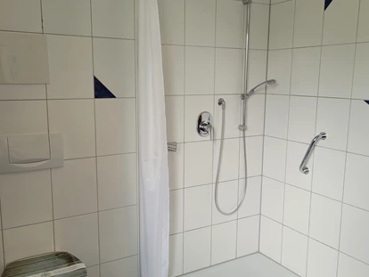 Rollstuhlgerechte Unterkunft - Dusche mit Haltegriff. Duschstuhl vorhanden. Bitte bitte vor Anreise bescheid geben, ob ihr diesen benötigt. - FeWo Seewind barrierefrei Überlingen am Bodensee