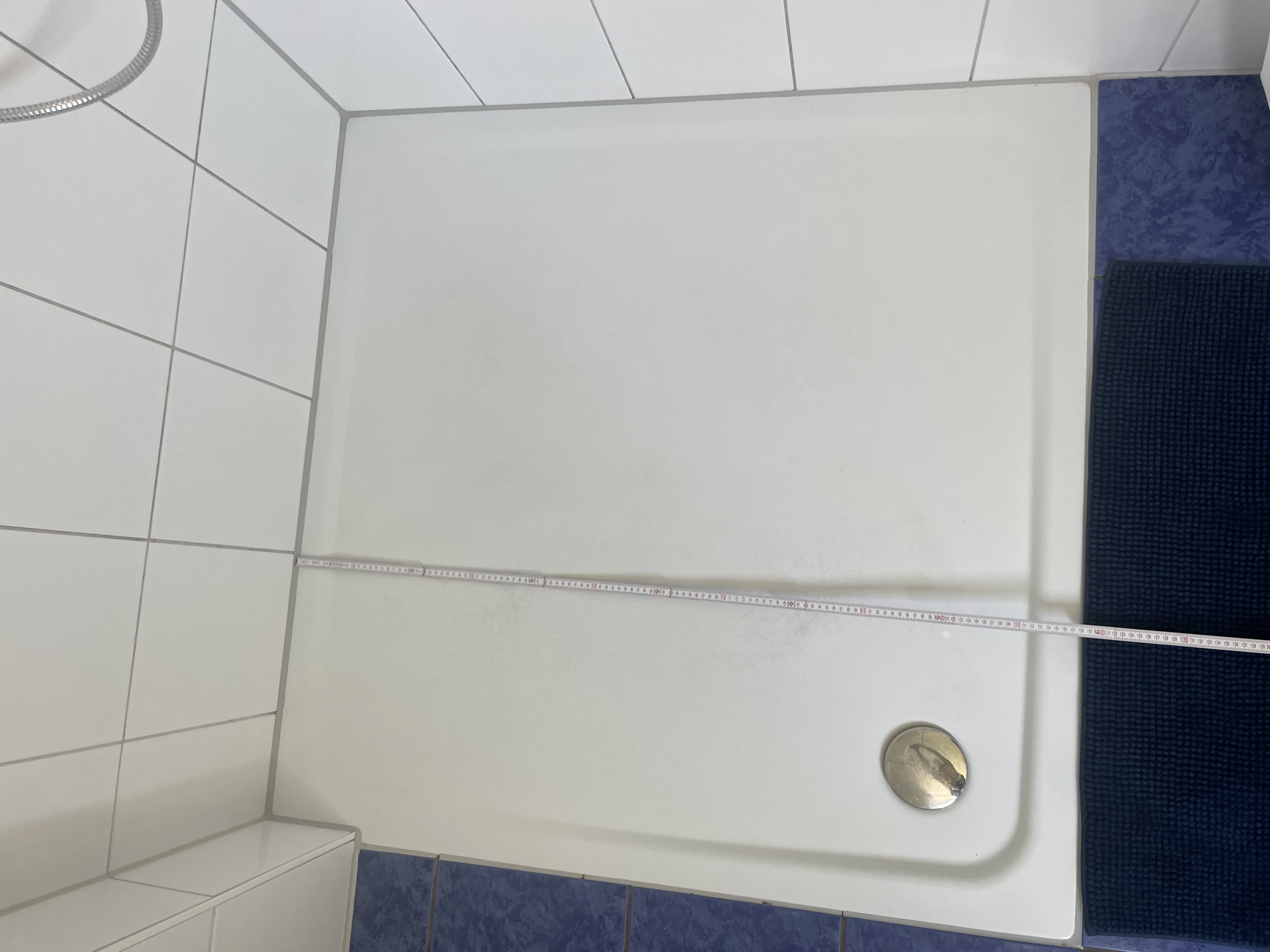 Rollstuhl-Urlaub: Duschwanne 1,18m auf 1,18m  - FeWo Seewind barrierefrei Überlingen am Bodensee