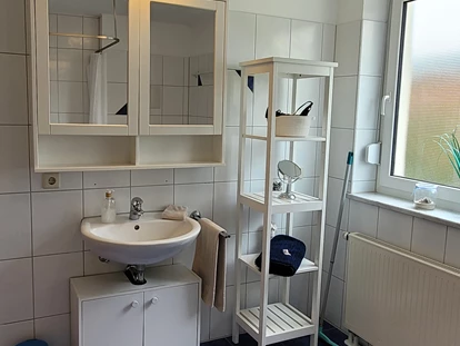 Rollstuhlgerechte Unterkunft - Waschbecken. Wenn ihr mit Rollstuhl anreist wird die Kommode darunter weggeräumt. Somit ist das Waschbecken unterfahrbar. Es gibt kleinen Kosmetikspiegel . Ein tiefer gehängter Spiegel soll noch folgen.  - FeWo Seewind barrierefrei Überlingen am Bodensee