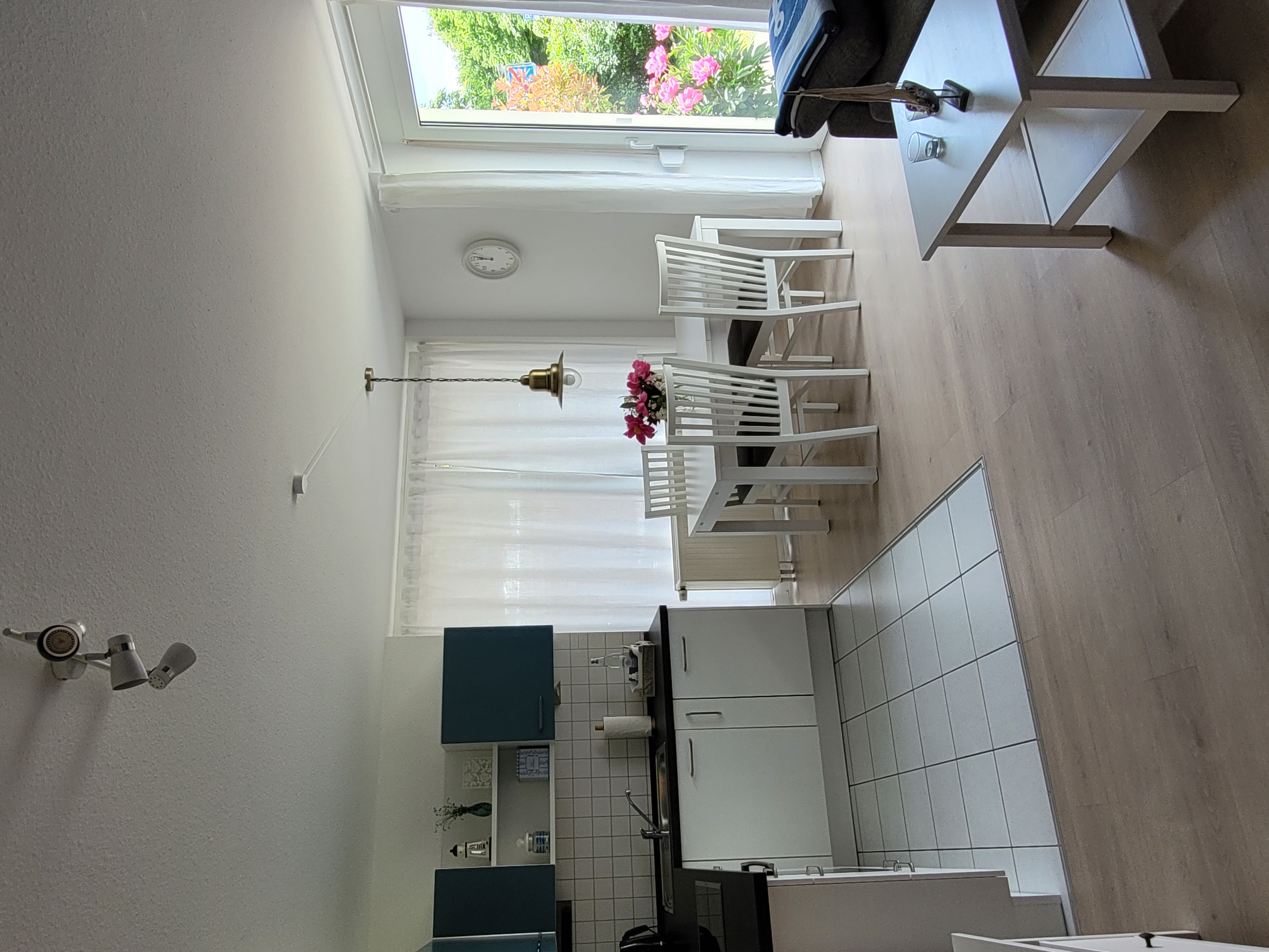 Rollstuhl-Urlaub: Küche, Esstisch, Ausgang Terrasse ( Absatz 2,5 cm) . Ganz rechts steht das Sofa - FeWo Seewind barrierefrei Überlingen am Bodensee