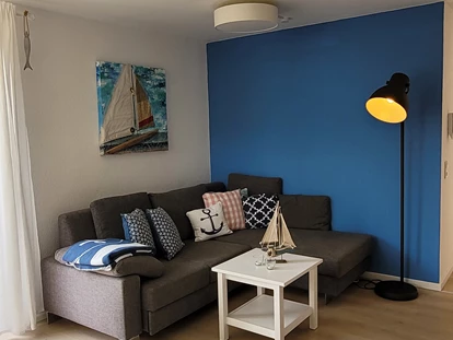 Rollstuhlgerechte Unterkunft - Sofa ausziehbar. Hier ist Platz für weitere 2 Personen. Das Sofa steht im Wohn/Esszimmer - FeWo Seewind barrierefrei Überlingen am Bodensee