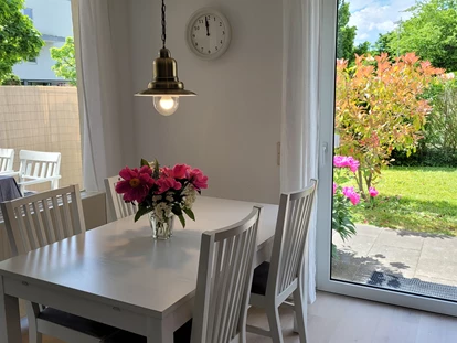 Rollstuhlgerechte Unterkunft - Esstisch, Ausgang zur Terrasse (Absatz nach draußen 2,5cm) - FeWo Seewind barrierefrei Überlingen am Bodensee