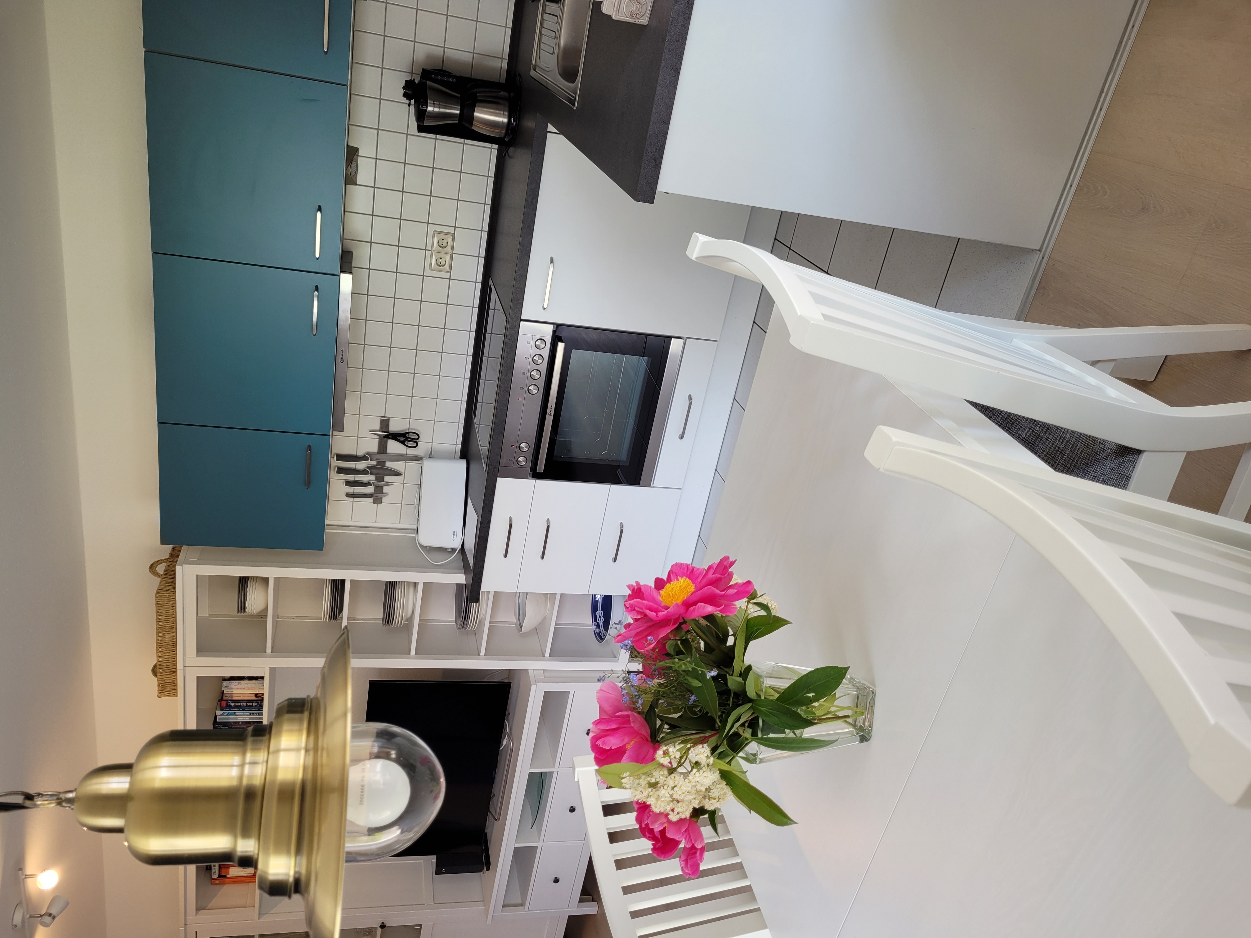 Rollstuhl-Urlaub: Esstisch, Küche (nicht unterfahrbar). Es kann aber alles so nach unten geräumt werden, dass ihr bequem dran kommt. Bitte vor Anreise Bescheid geben, falls ihr das benötigt. Danke - FeWo Seewind barrierefrei Überlingen am Bodensee