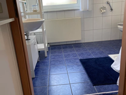 Rollstuhlgerechte Unterkunft - Bad. Durchgang 92cm - FeWo Seewind barrierefrei Überlingen am Bodensee