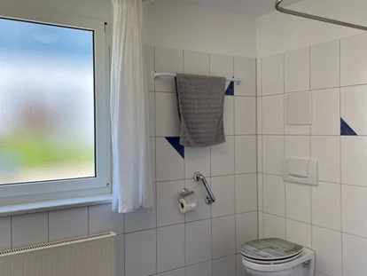 Rollstuhlgerechte Unterkunft - Toilette mit Haltegriff. Eine Sitzerhöhung ist vorhanden. Bitte vor Anreise bescheid geben, wenn ihr diese benötigt. - FeWo Seewind barrierefrei Überlingen am Bodensee