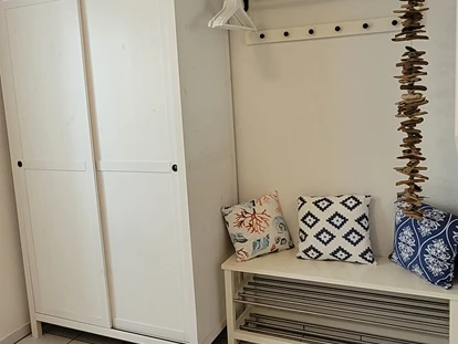 Rollstuhlgerechte Unterkunft - Garderobe. Im Schrank befindet sich der Staubsauger... . Wenn ein Rollstuhlfahrer alleine reist, ist das der Kleiderschrank. - FeWo Seewind barrierefrei Überlingen am Bodensee