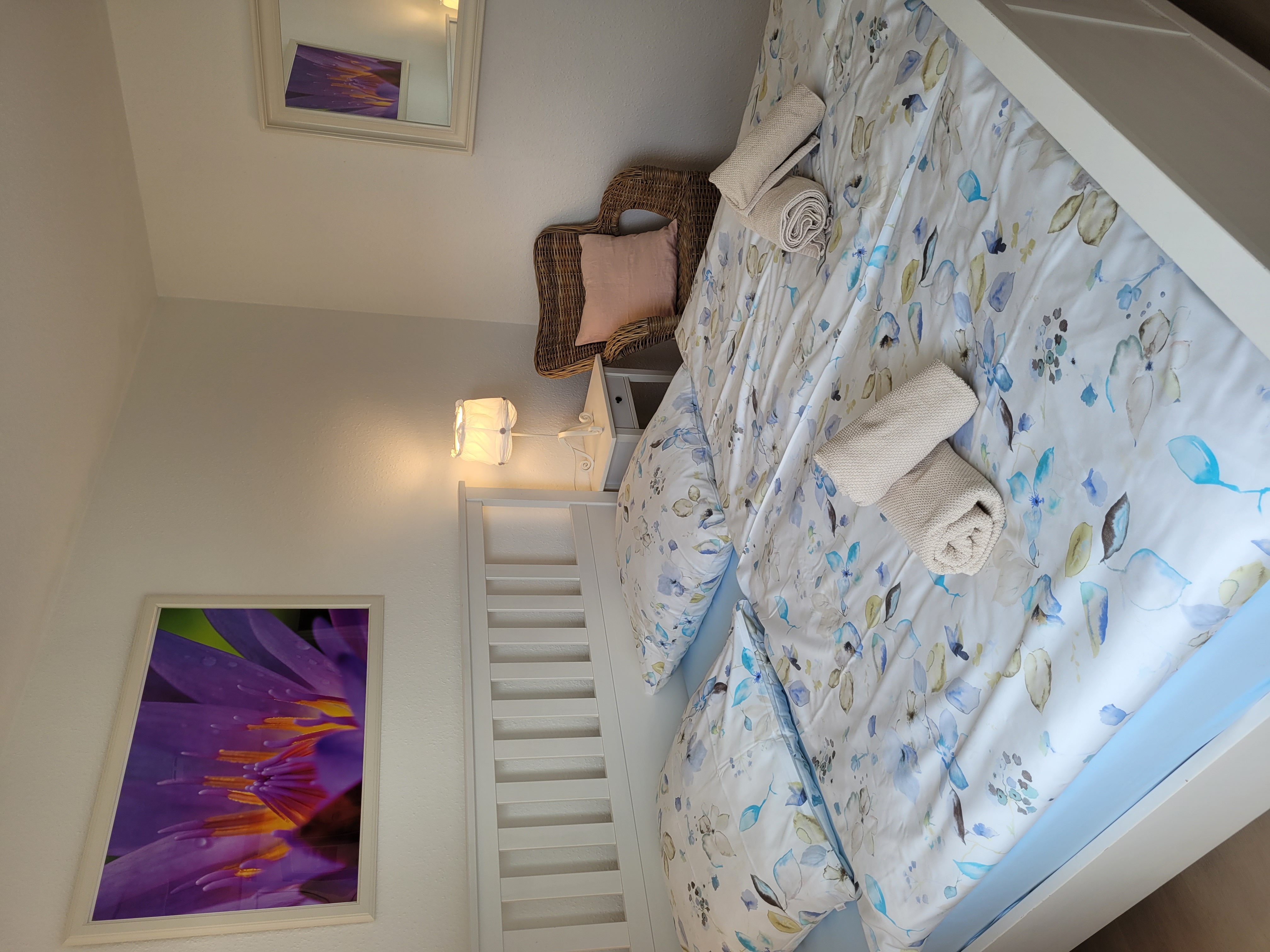 Rollstuhlgerechte Unterkunft - Bett. Es gibt einen doppelten großen Kleiderschrank mit Schiebetüren (in weiß), mit Kleiderbügel. Der Schrank ist für allein reisende Rollstuhlfahrer schlecht zu bedienen. Ihr könnt dafür den Schrank im Flur nutzen. Bitte vor Anreise bescheid geben. - FeWo Seewind barrierefrei Überlingen am Bodensee