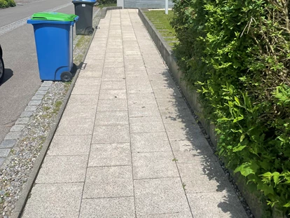 Rollstuhlgerechte Unterkunft - Stufenloser Zugang zum Haus. Rechts hinter der Hecke befindet sich die Wohnung. - FeWo Seewind barrierefrei Überlingen am Bodensee