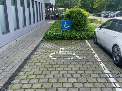 Rollstuhlgerechte Unterkunft - Öffentlicher Behindertenparkplatz 30m vom Haus entfernt. - FeWo Seewind barrierefrei Überlingen am Bodensee