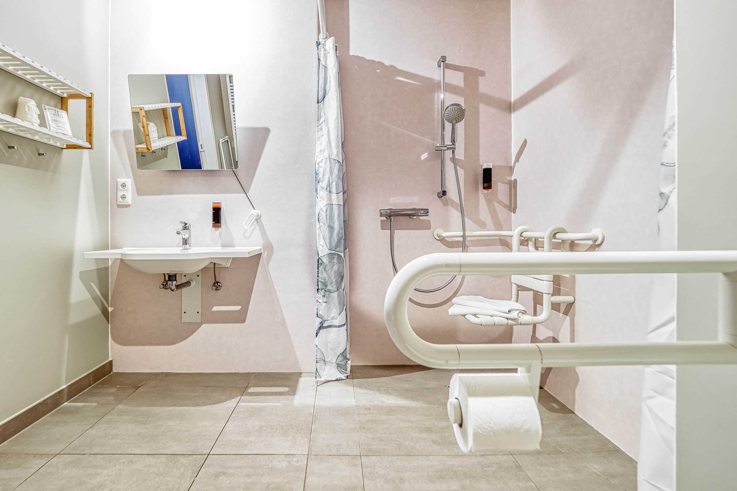 Rollstuhl-Urlaub: Bad Doppelzimmer Komfort - Familien- & Gesundheitshotel Villa Sano