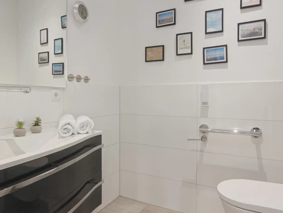 Rollstuhlgerechte Unterkunft - Gäste-WC mit vollautomatischen System und Hilfen - Baltic One
