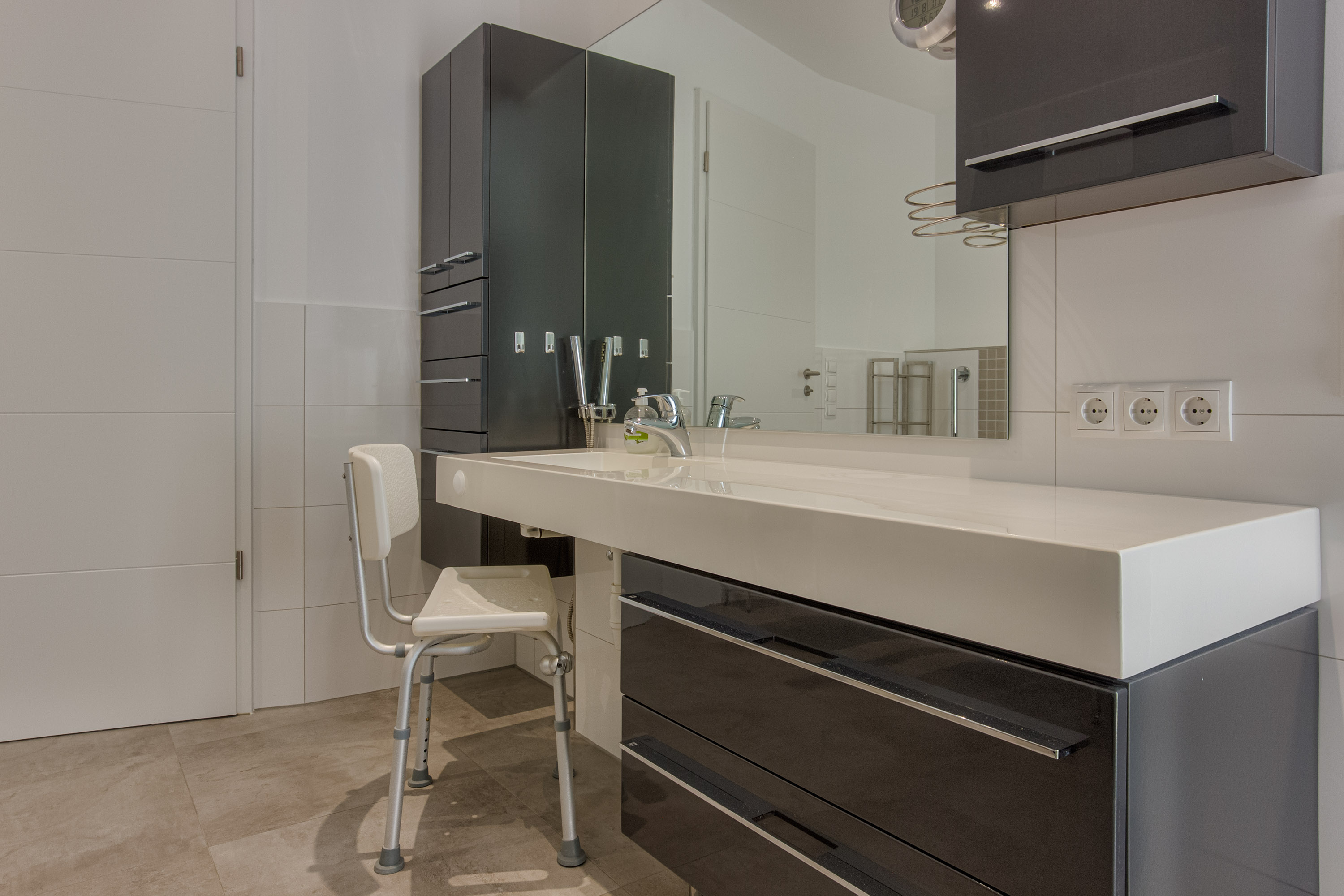 Rollstuhl-Urlaub: unterfahrbarer Waschtisch mit Sitzhilfe und zusätzlicher Brause - Baltic One