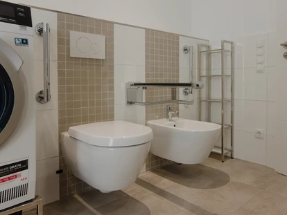 Rollstuhlgerechte Unterkunft - WC und Bidet mit Haltehilfen - Baltic One