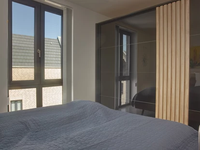 Rollstuhlgerechte Unterkunft - 1.Schlafzimmer mit großem Kleiderschrank - Baltic One