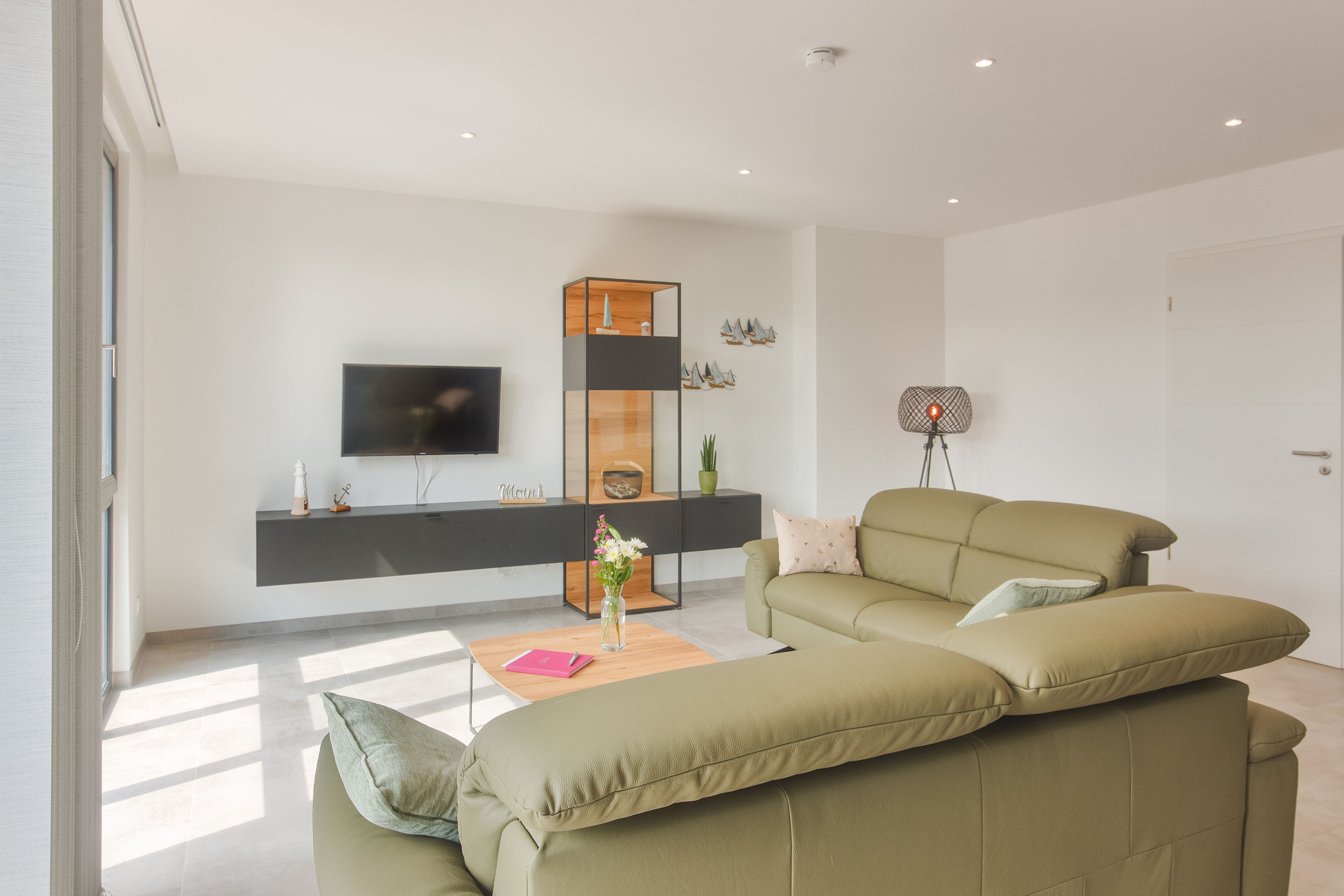 Rollstuhl-Urlaub: großer Wohnbereich mit TV und WLAN - Baltic One