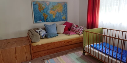 Rollstuhlgerechte Unterkunft - Pastetten - Schlafsofa und Kinderbett bis 6Jahre - Ferienwohnung Werner Bad Aibling