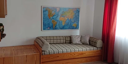 Rollstuhlgerechte Unterkunft - Pastetten - Sofa - Ferienwohnung Werner Bad Aibling