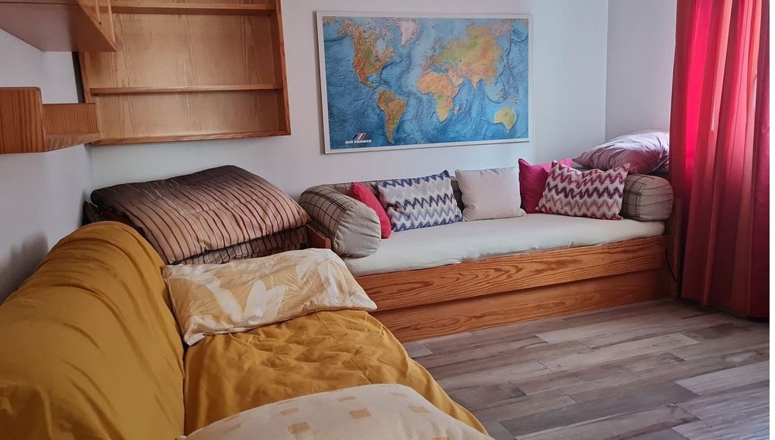 Rollstuhl-Urlaub: Schlafsofa und Sofa ausziehbar als zusätzliche Schlafmöglichkeit - Ferienwohnung Werner Bad Aibling