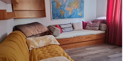 Rollstuhlgerechte Unterkunft - Pastetten - Schlafsofa und Sofa ausziehbar als zusätzliche Schlafmöglichkeit - Ferienwohnung Werner Bad Aibling